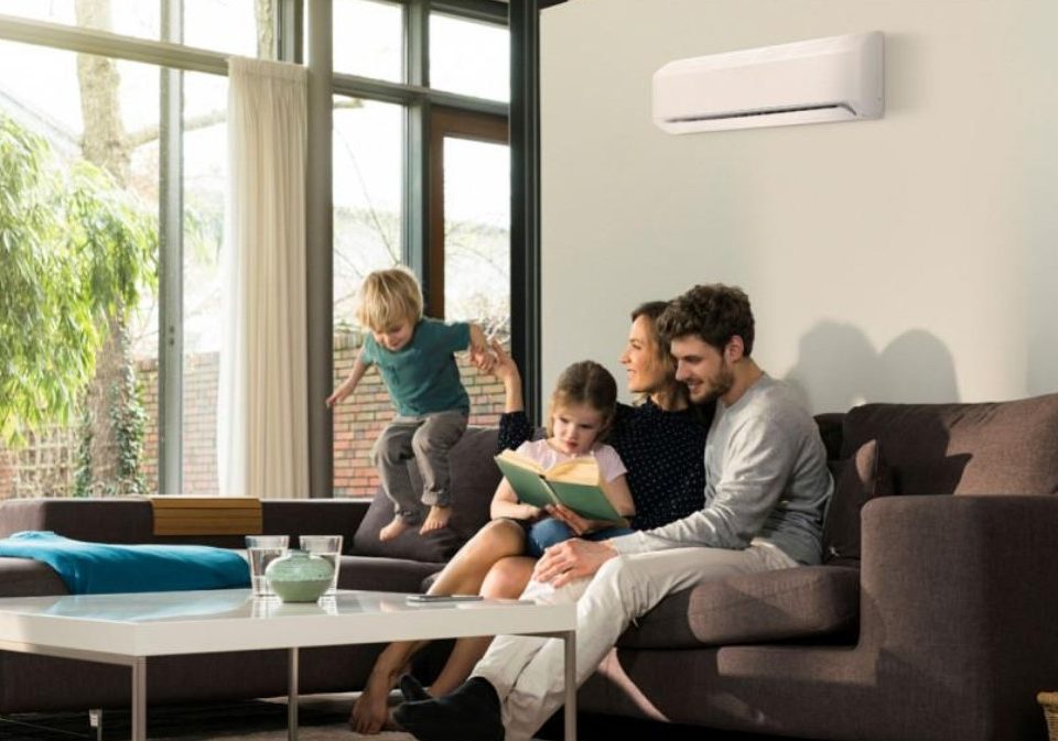 Intérieur d'un domicile avec une famille et une climatisation