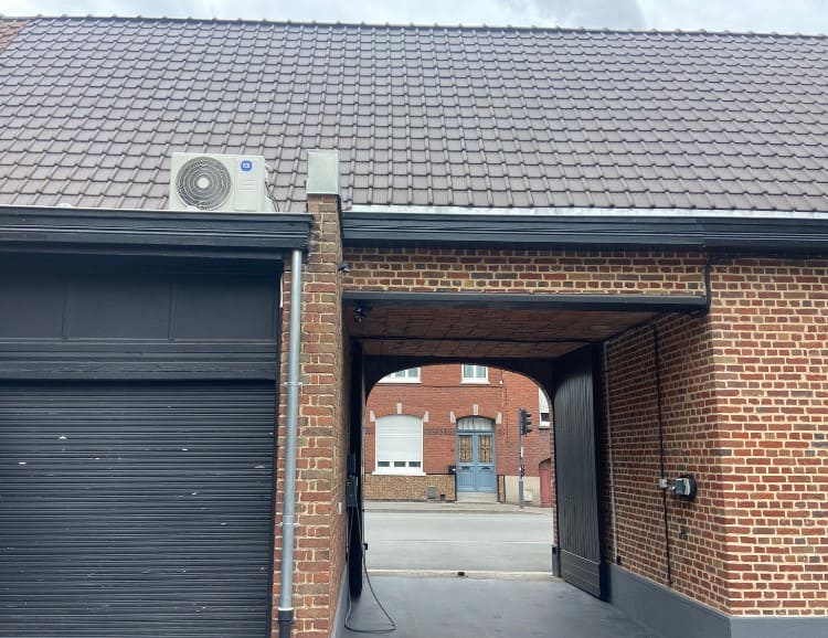 climatisation-unite-exterieure-ferme extérieur d'une maison restaurée avec une unité extérieure de la climatisation