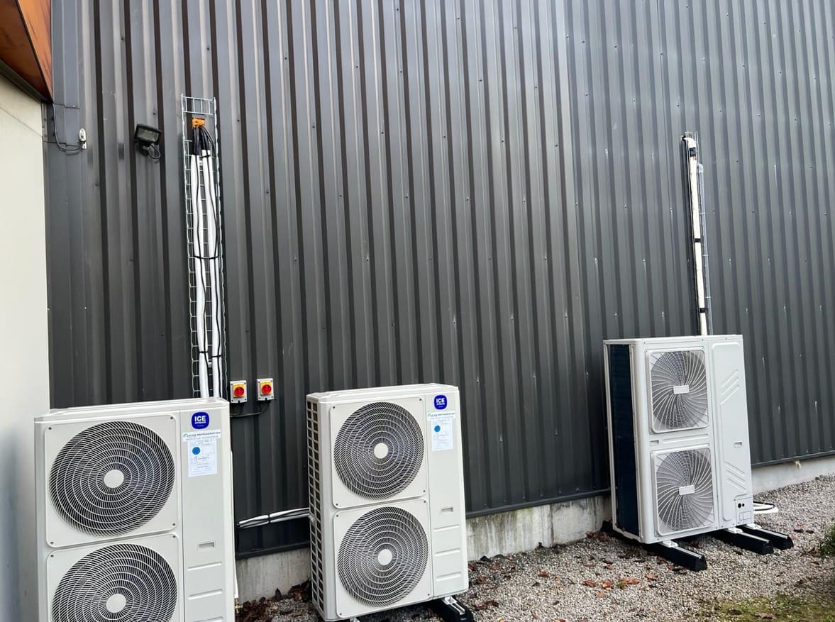 climatisation-unite-exterieure-icestream extérieure d'une usine avec des unités extérieures de la climatisation