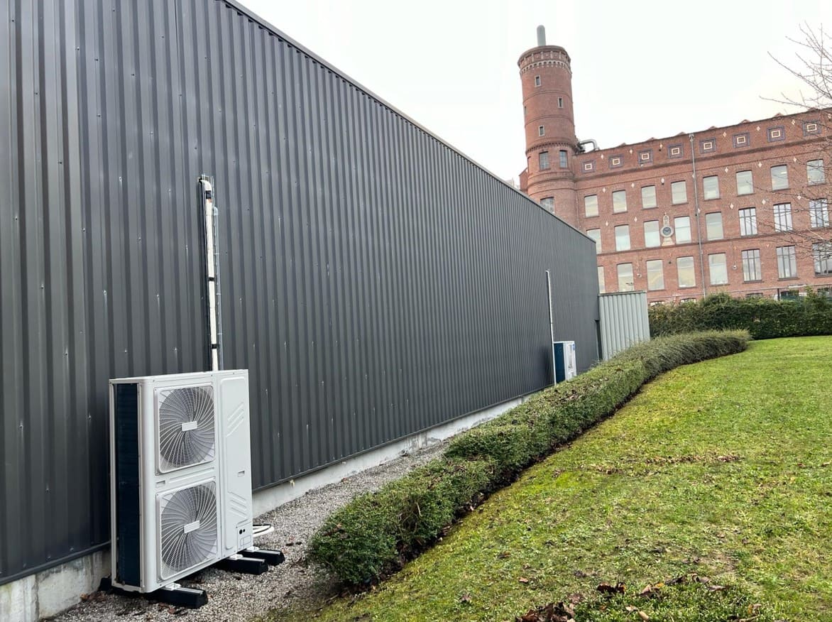 climatisation-unite-exterieure-icestream extérieure d'une usine avec l'unité extérieure de la climatisation