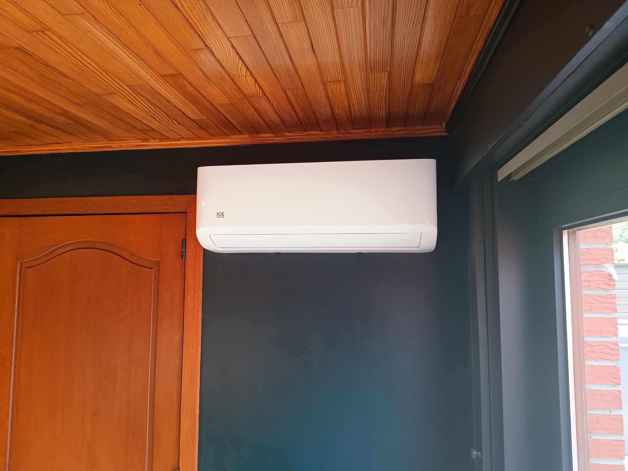 climatisation-mono-split-mural intérieur d'un domicile avec une climatisation