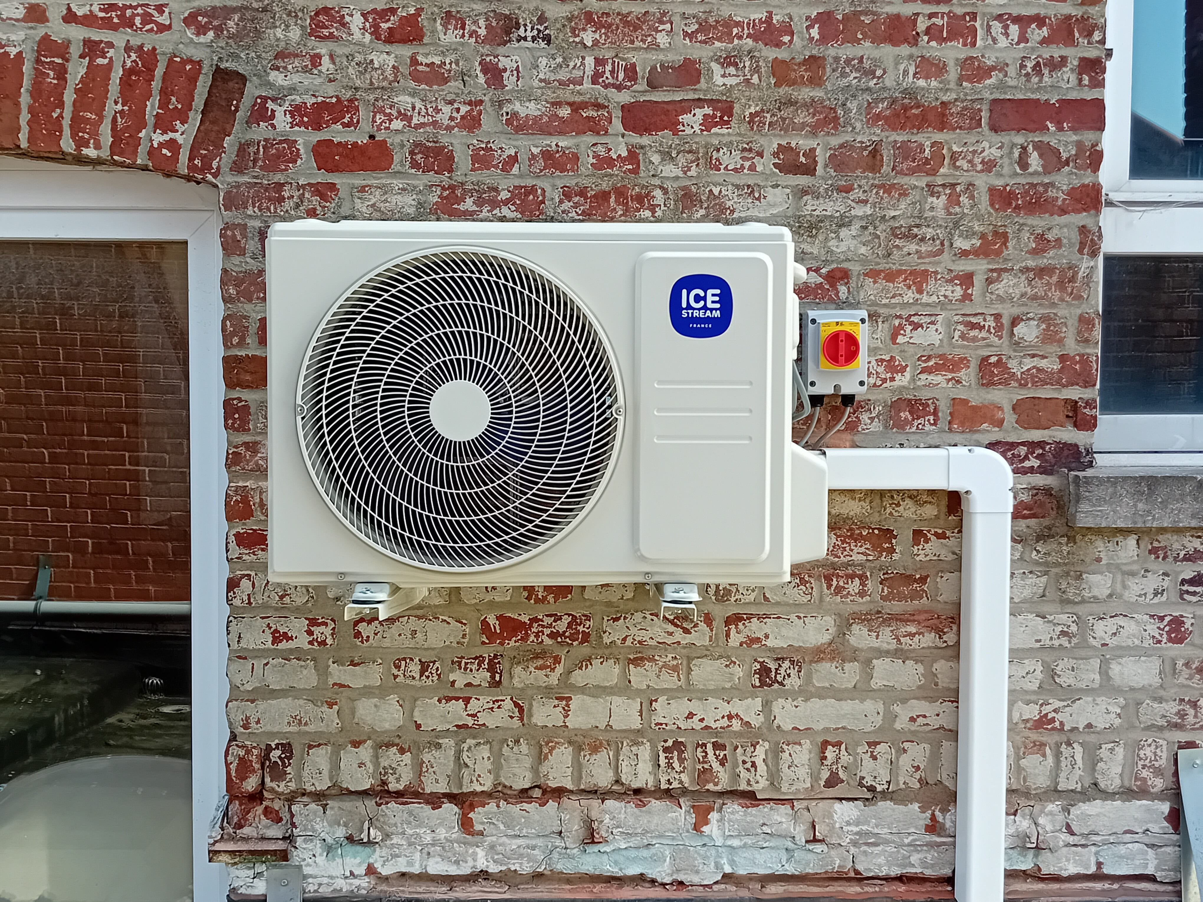 unite-exterieure-climatisation-icestream extérieur d'un domicile avec une unité extérieure multi de la climatisation