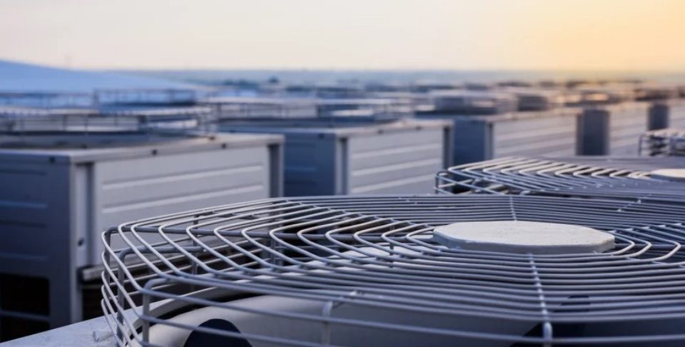 climatisation sur le toit d'un bâtiment