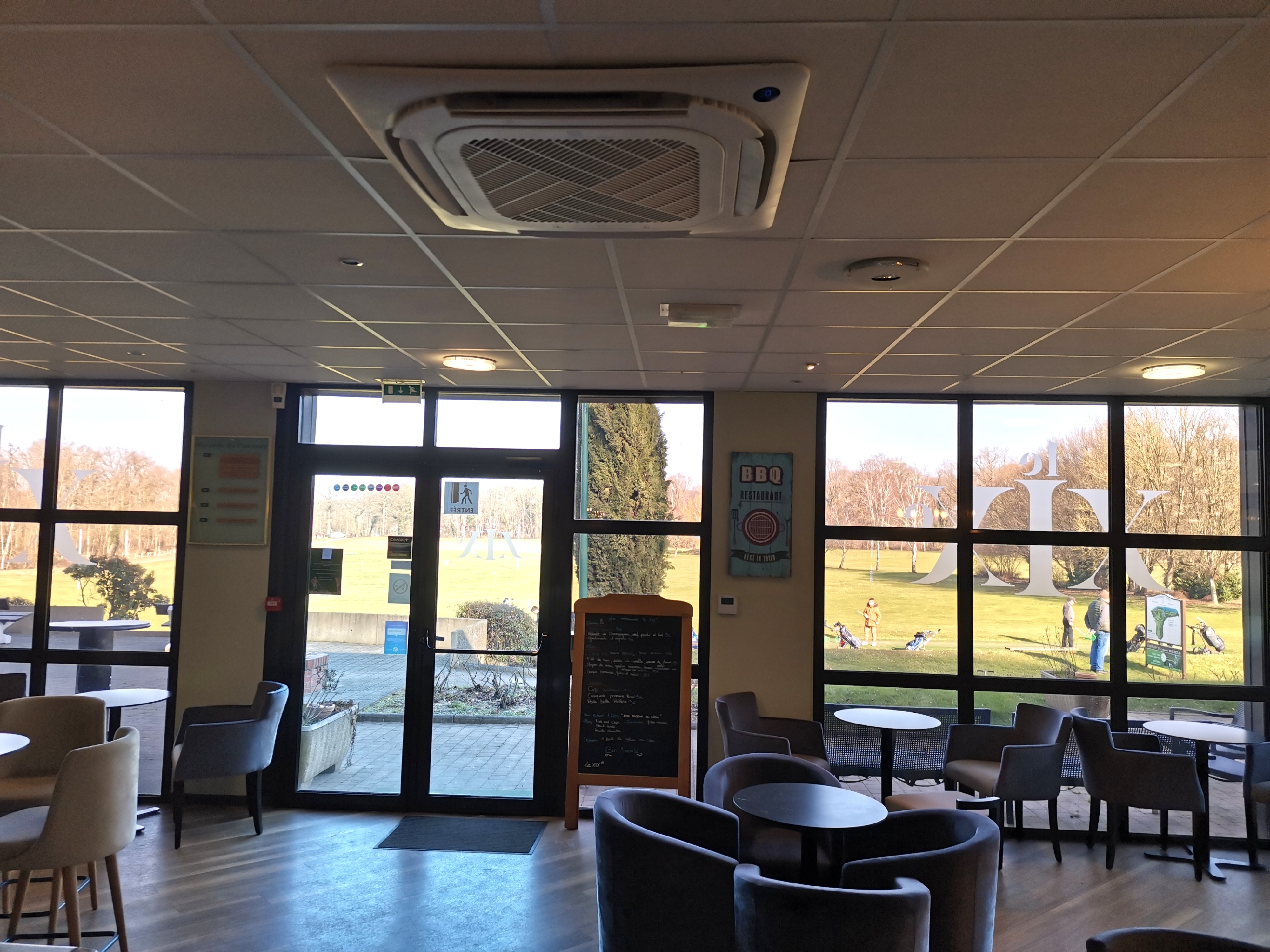 climatisation-cassette-icestream intérieur d'un restaurant avec climatisation