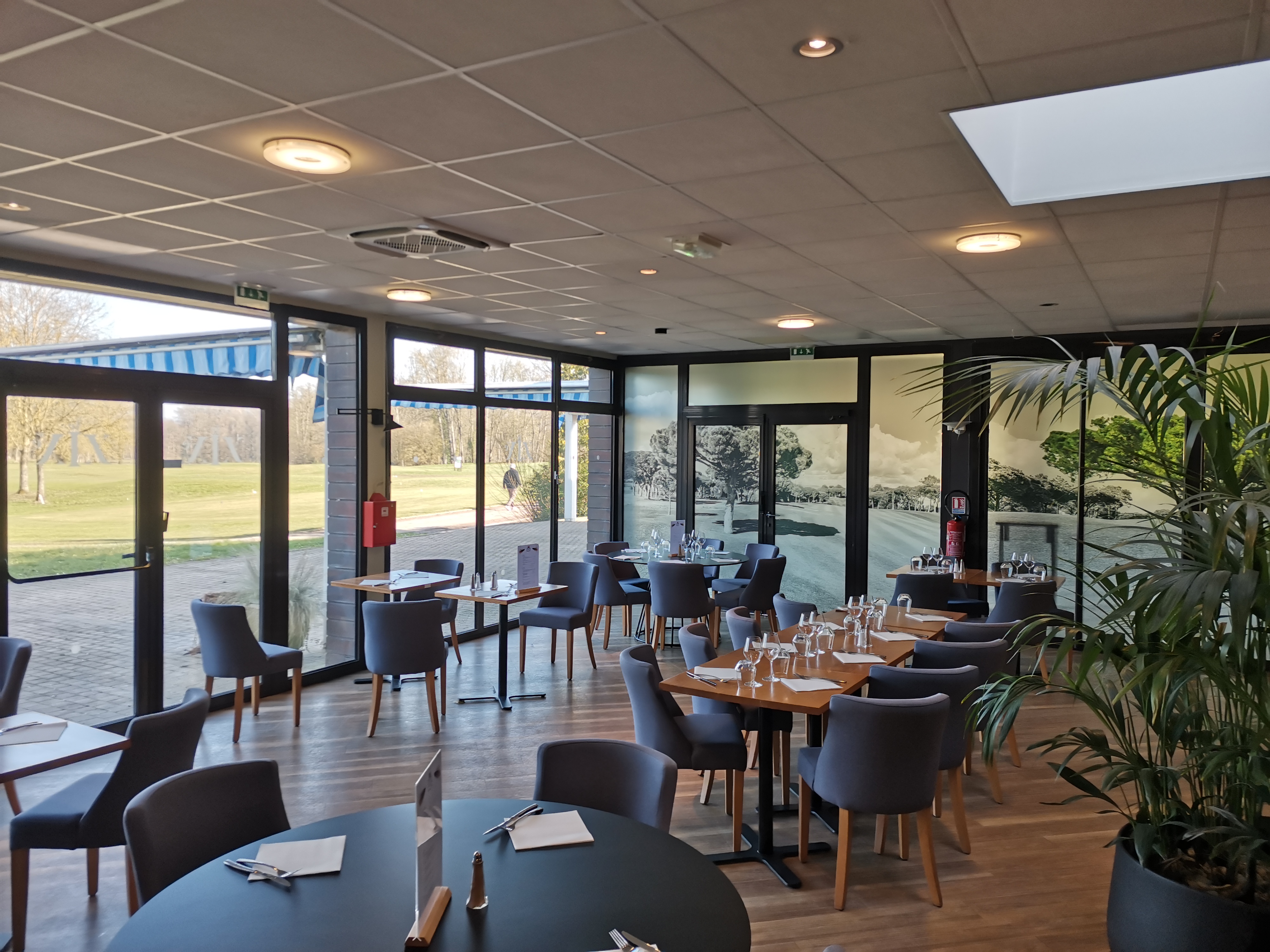 climatisation-cassette-icestream intérieur d'un restaurant avec climatisation cassette