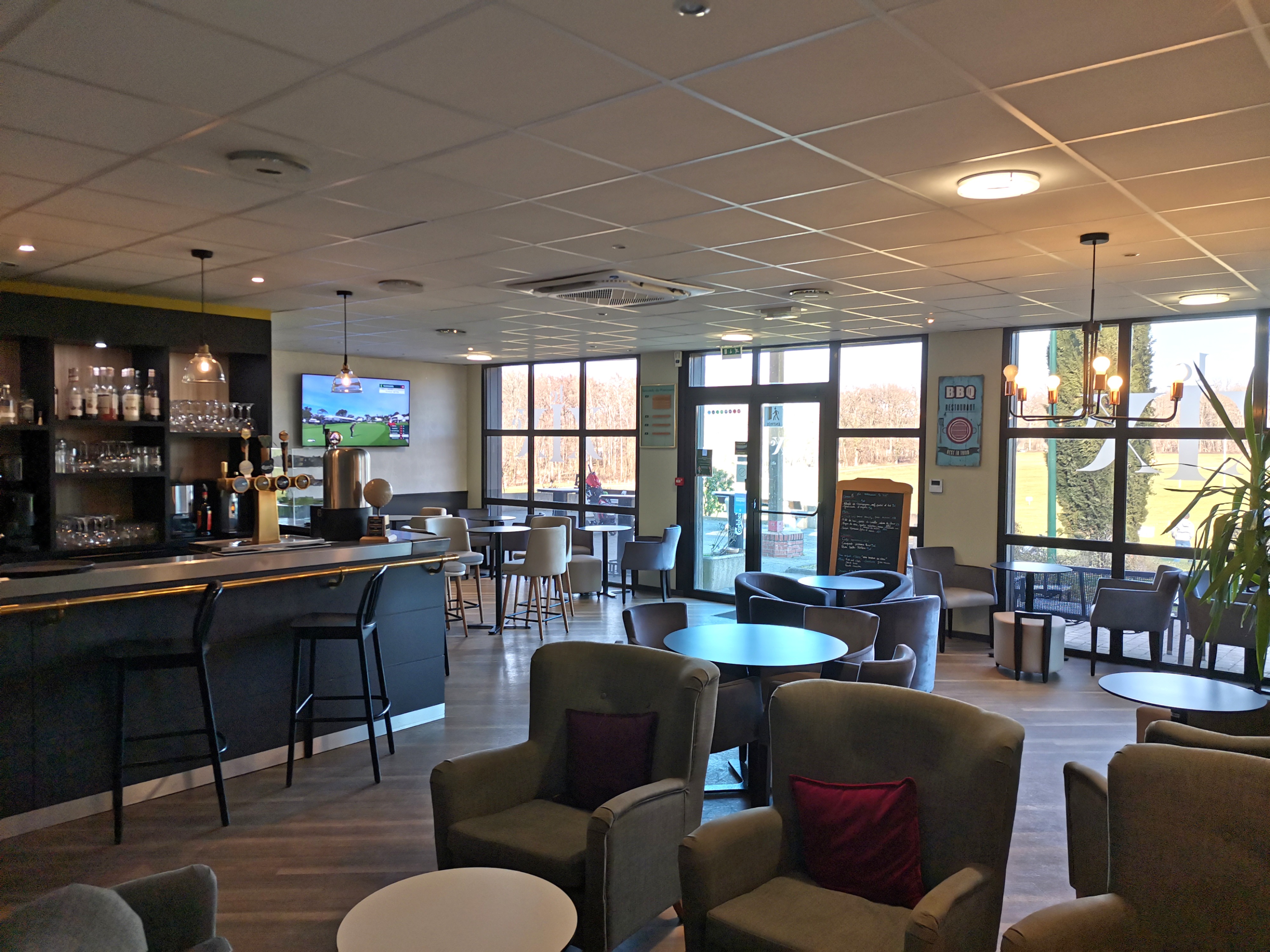 climatisation-cassette-icestream intérieur d'un restaurant avec climatisation