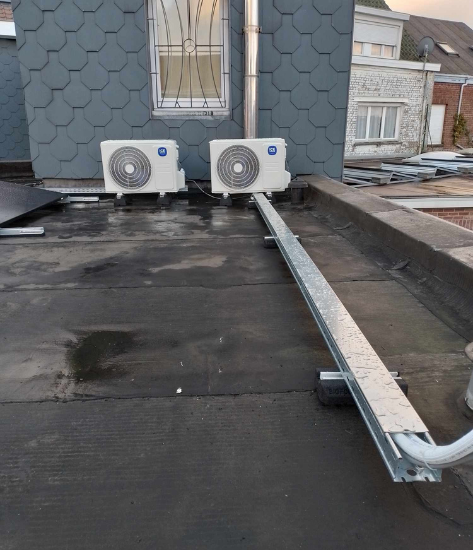 icestream-climatisation-unite-exterieure-multi extérieur d'un domicile avec une unité extérieure multi de la climatisation