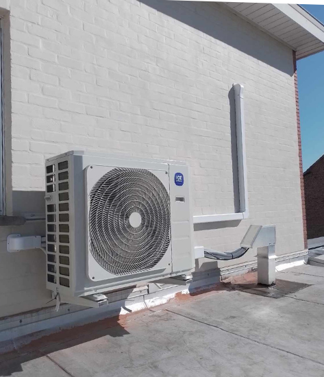 icestream-climatisation-unite-exterieure-multi extérieur d'un domicile avec une unité extérieure multi de la climatisation