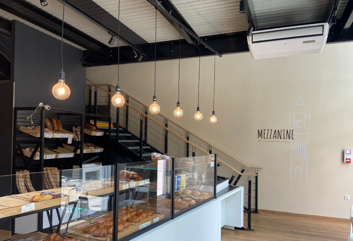 icestream-climatisation-murale-boulangerie-icestream intérieur d'une boulangerie avec des spots lumineux et une climatisation console plafonnier IFS