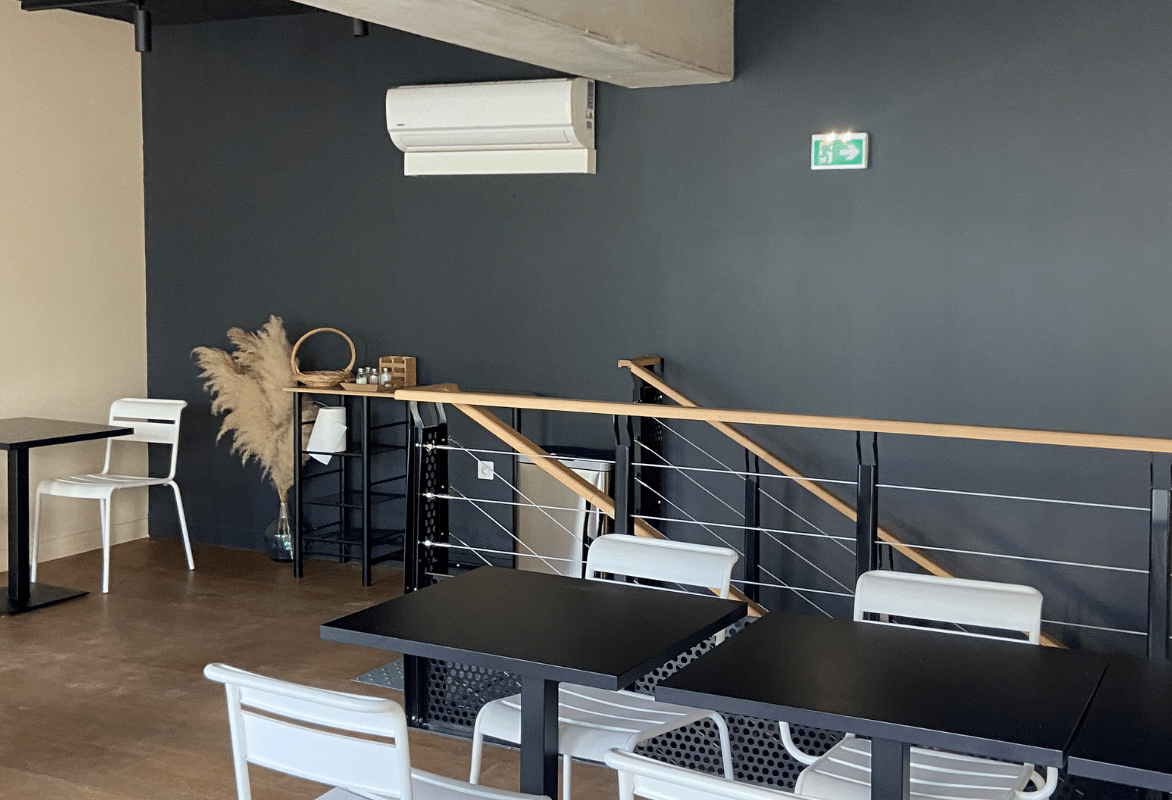 intérieur d'une boulangerie avec une climatisation