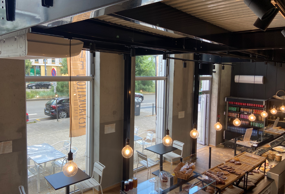 icestream-mono-split-boulangerie intérieur d'une boulangerie avec des spots lumineux et une climatisation