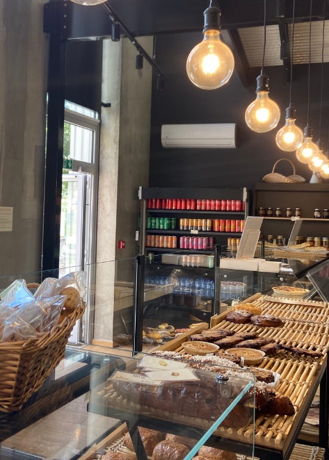 icestream-mono-split-boulangerie intérieur d'une boulangerie avec des spots lumineux et une climatisation