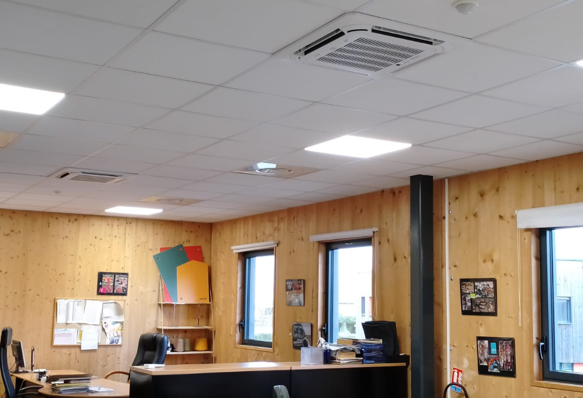 icestream-climatisation-cassette-bureaux intérieur d'un bureaux avec une climatisation par cassette