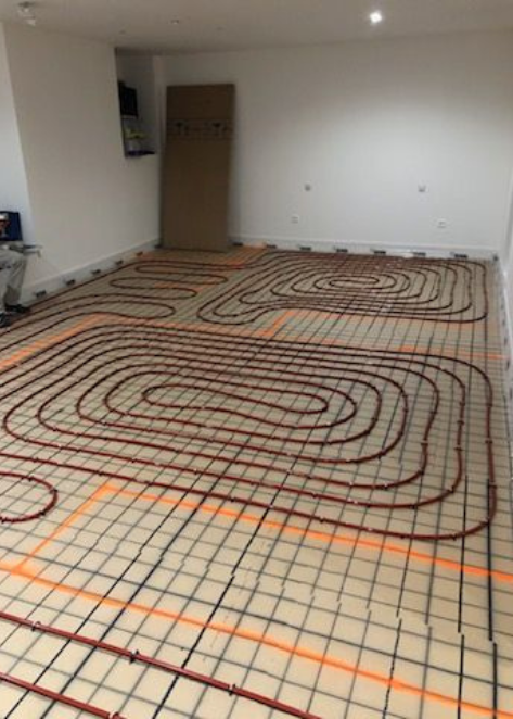 icestream-pompe-a-chaleur-air-eau Intérieur d'un chantier avec un système de climatisation air/eau et un plancher chauffant.