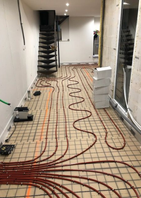 icestream-pompe-a-chaleur-air-eau intérieur d'un chantier avec un système de climatisation air/eau et un plancher chauffant.
