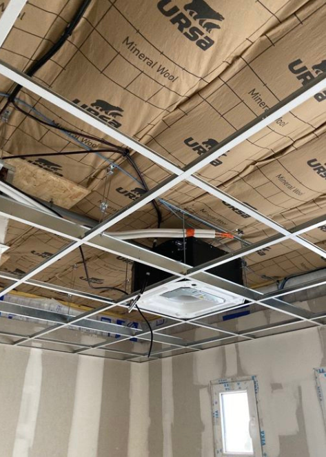 climatisation-cassette-icestream intérieur d'un chantier avec une climatisation par cassette