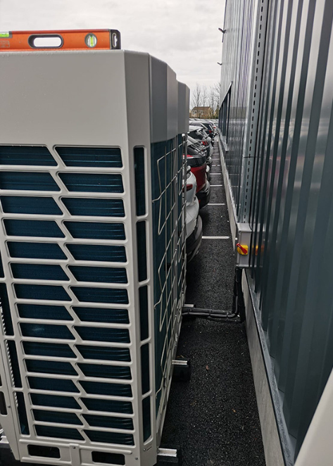 icestream-climatisation-unite-exterieure extérieur d'un concessionnaire automobile avec des unités extérieures d'une climatisation