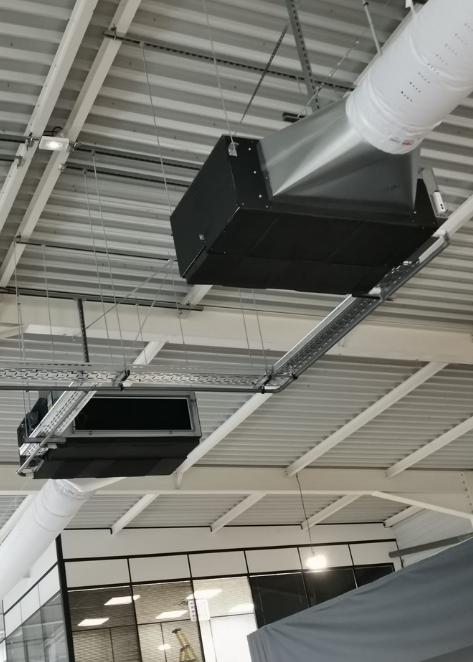 icestream-climatisation-gainable-concessionnaire-automobile intérieur d'un concessionnaire automobile avec un gainable