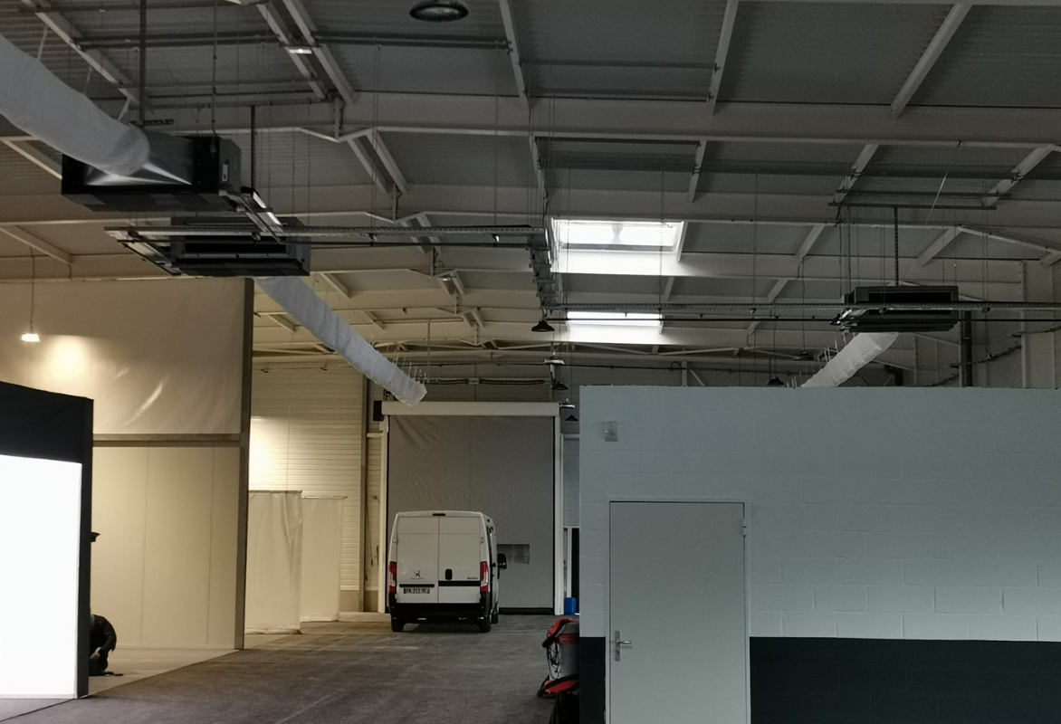 icestream-climatisation-gainable-concessionnaire-automobile intérieur d'un concessionnaire automobile avec un gainable