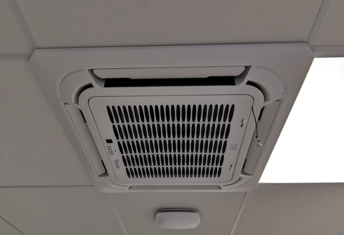 icestream-climatisation-cassette-concession-automobile intérieur d'un concessionnaire automobile avec une climatisation par cassette