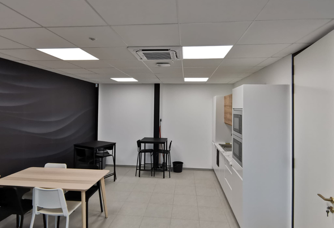 icestream-climatisation-cassette-concession-automobile intérieur d'un concessionnaire automobile avec une climatisation par cassette