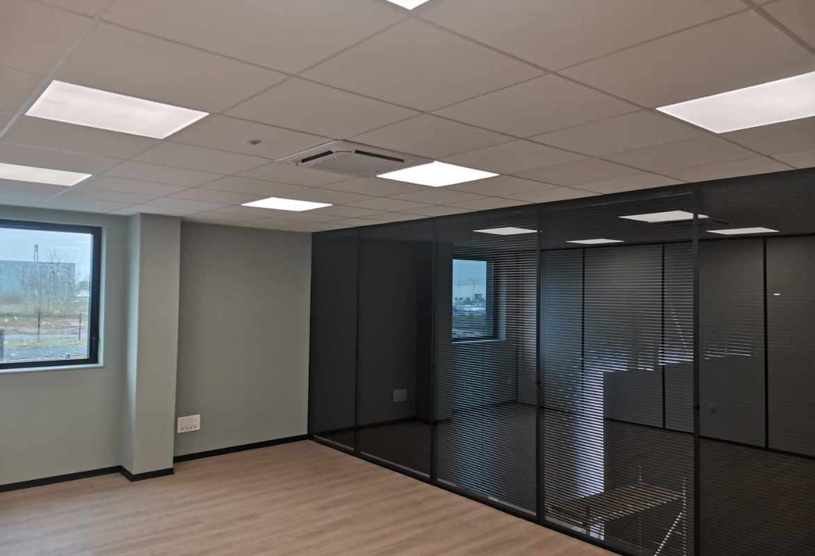 icestream-climatisation-cassette-concession-automobile intérieur d'un concessionnaire automobile avec une climatisation par cassette