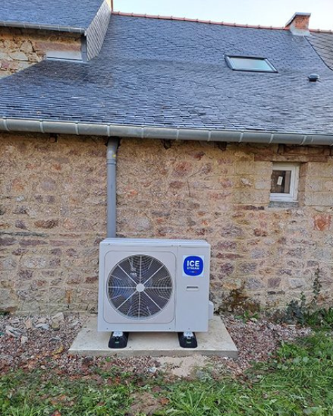 icestream-climatisation-unite-exterieure extérieur d'un domicile avec une unité extérieure d'une climatisation