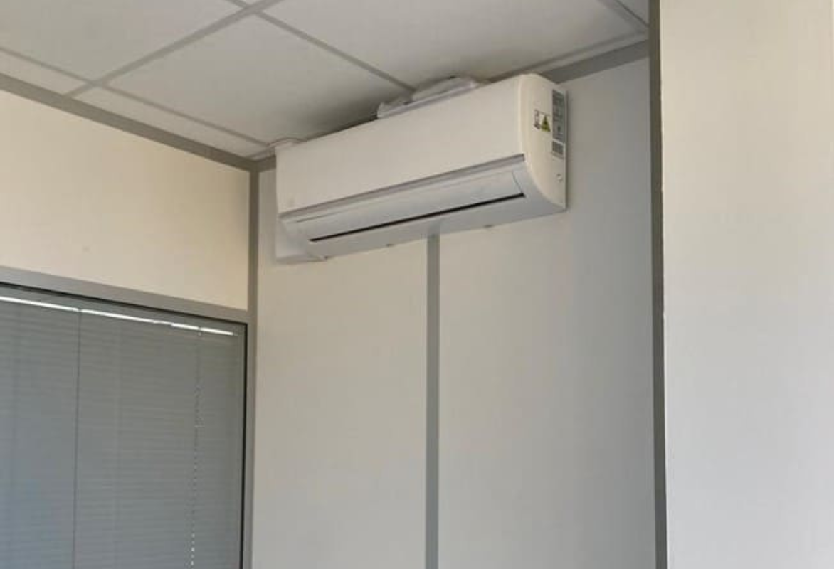 climatisation-mono-split-mural-icestream intérieur d'un bureaux avec une climatisation