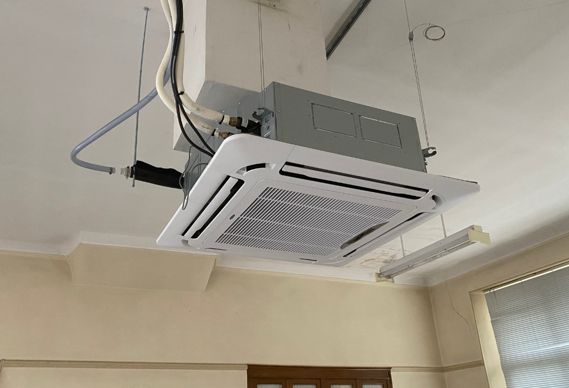 icestream-climatisation-cassette-ecole-maternelle intérieur d'une école maternelle avec une climatisation par cassette