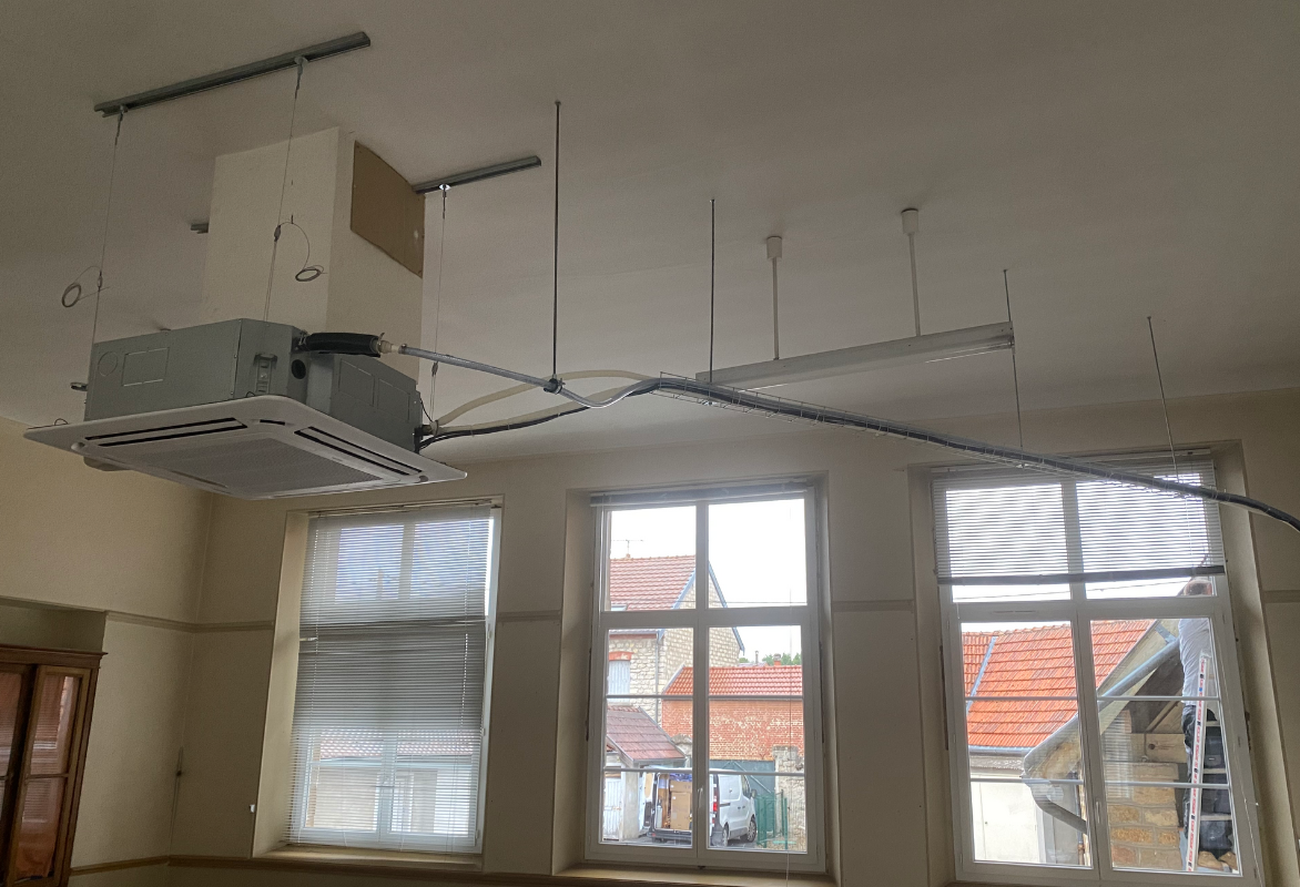 icestream-climatisation-cassette-ecole-maternelle intérieur d'une école maternelle avec une climatisation par cassette