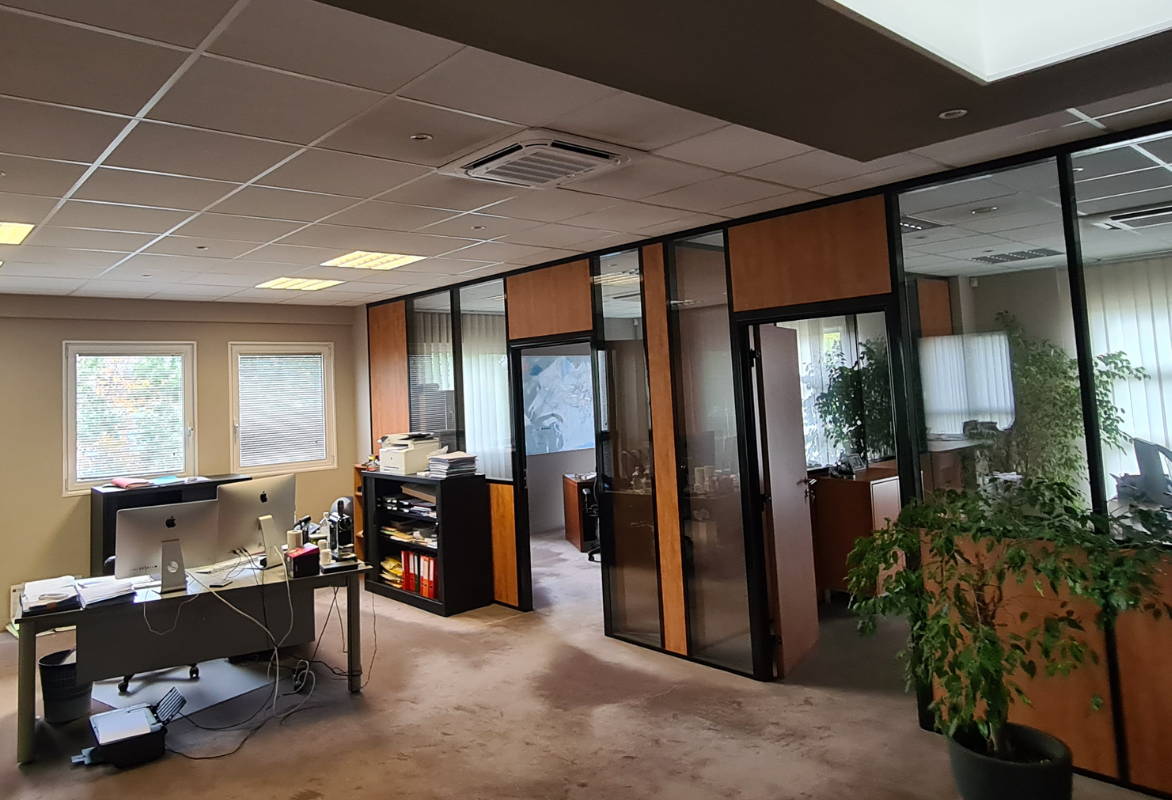 icestream-climatisation-cassette-bureaux intérieur d'un bureau avec une climatisation par cassette