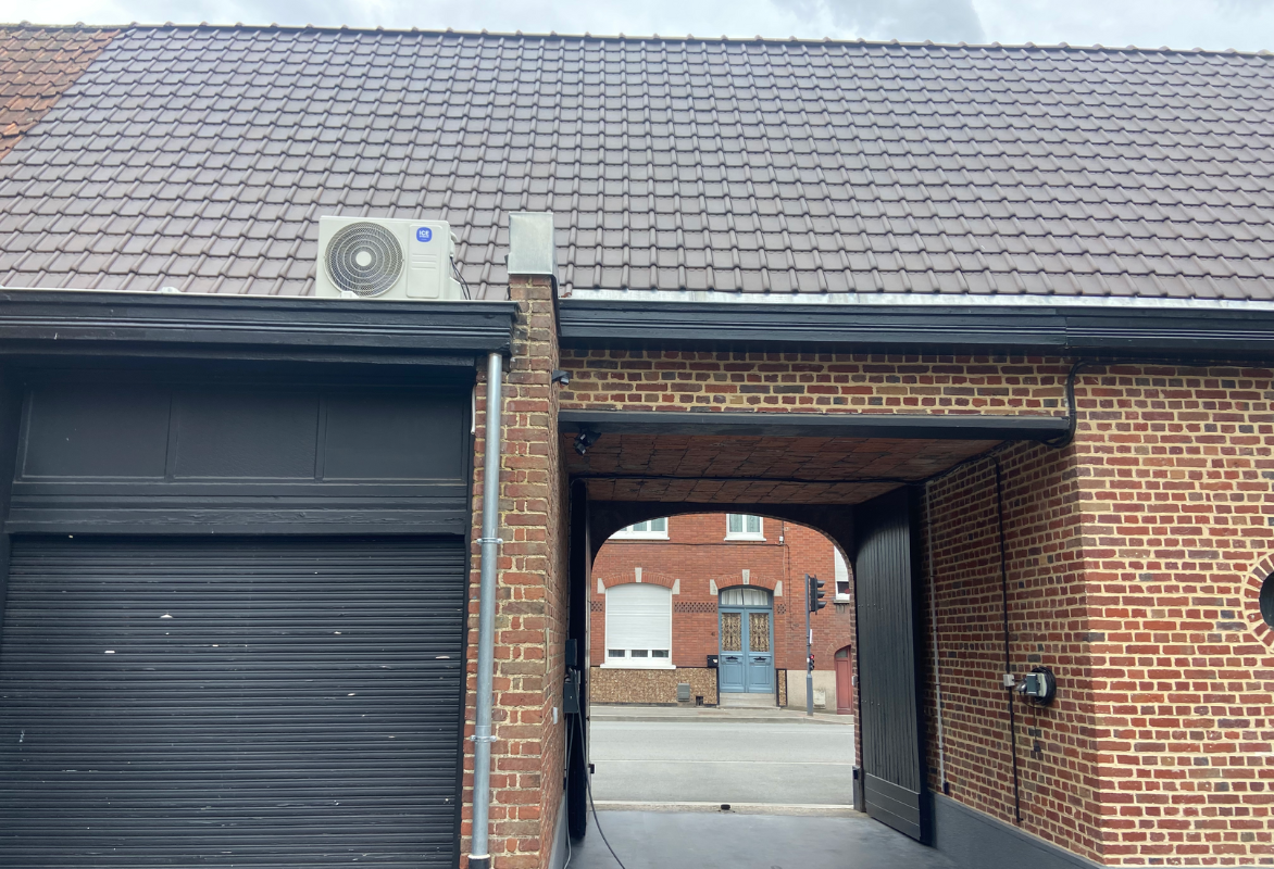 icestream-climatisation-unite-exterieure-ferme extérieur d'une maison restaurée avec une unité extérieure de la climatisation