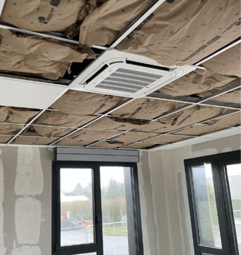 icestream-climatisation-cassette-bureaux intérieur d'un bureau avec une climatisation par cassette