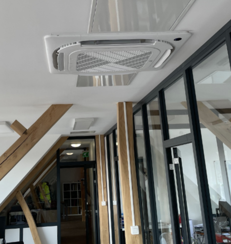 icestream-climatisation-cassette-bureaux intérieur d'un bureau avec une climatisation par cassette