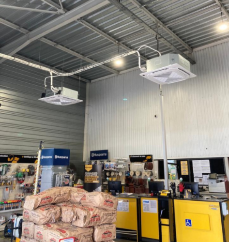 icestream-climatisation-cassette-magasin intérieur d'une chaîne de magasins de location de matériel avec une climatisation par cassette