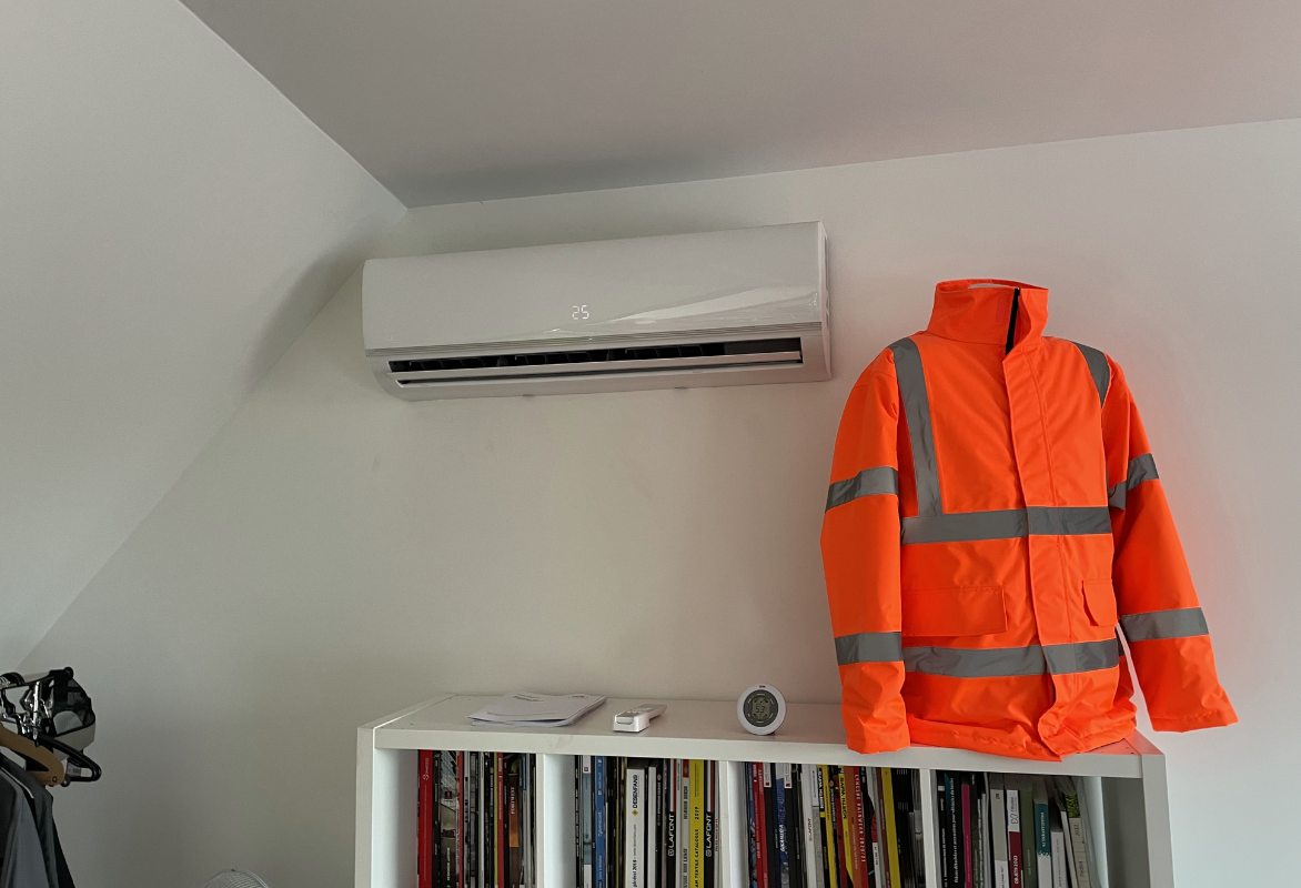 climatisation-mono-split-mural-bureaux intérieur d'un bureau avec une climatisation