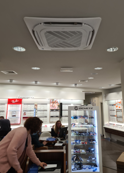 climatisation-cassette-magasin-optique intérieur d'un magasin optique avec une climatisation par cassette