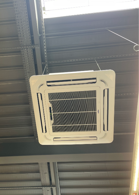 icestream-climatisation-cassette-magasin intérieur d'un magasin de surgelés avec une climatisation par cassette