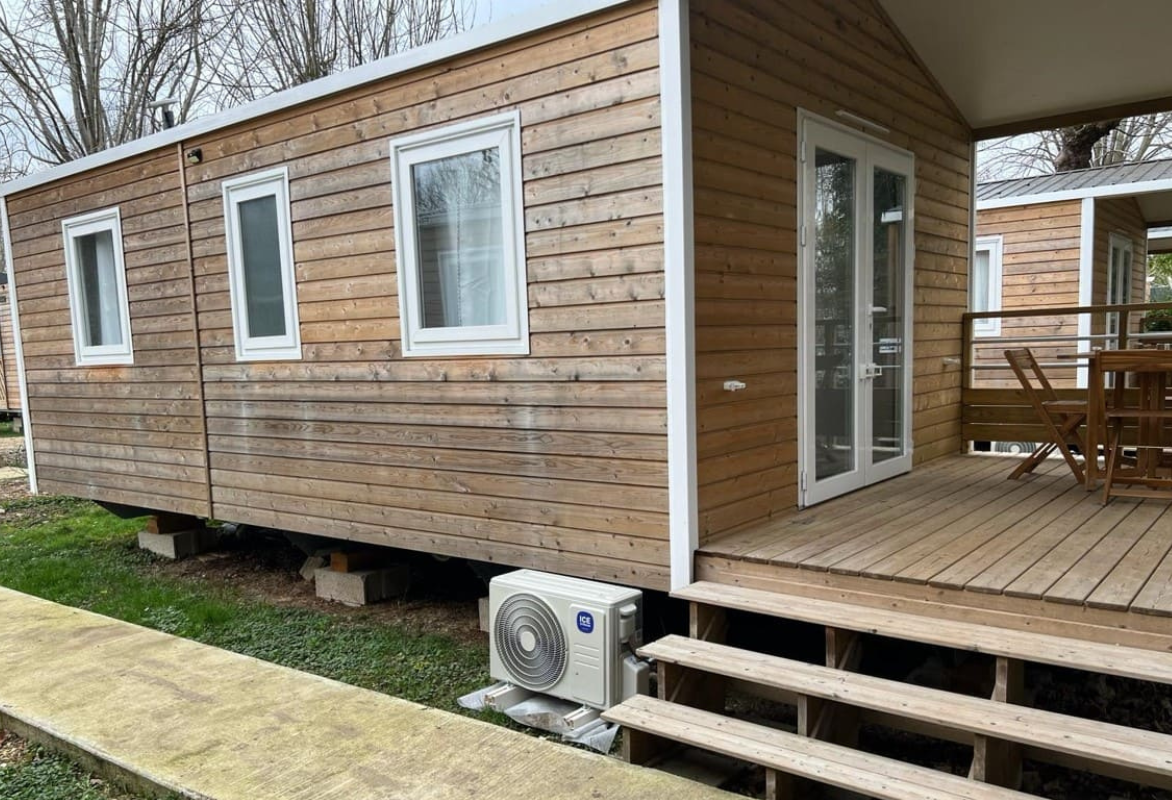 climatisation-unite-exterieure-mobil-home-icestream extérieur d'un mobil home avec une unité extérieure de la climatisation