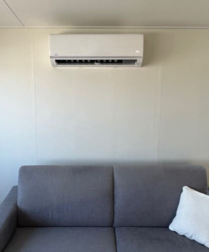 icestream-climatisation-mono-split-mural-mobil-home extérieur d'un mobil home avec une climatisation mono split mural