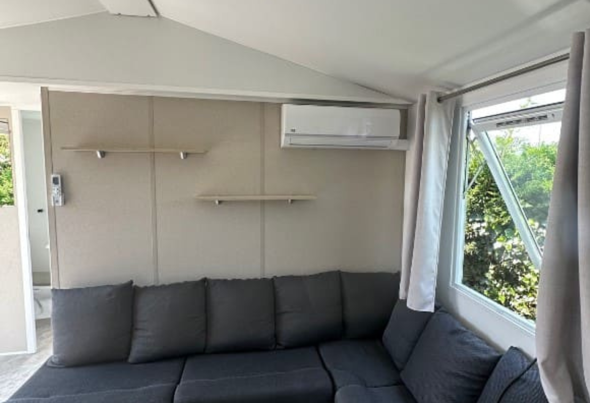 icestream-climatisation-mono-split-mural-mobil-home extérieur d'un mobil home avec une climatisation mono split mural