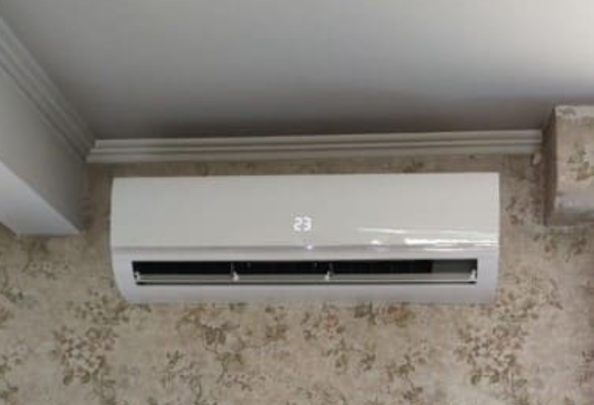 climatisation-mono-split-mural-icestream intérieur d'un domicile avec une climatisation