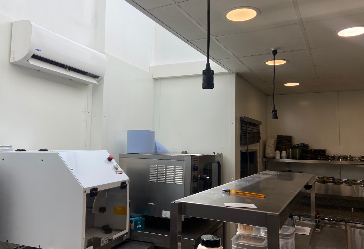 icestream-climatisation-mono-split-mural-pizzeria-zio intérieur d'une pizzeria avec une climatisation mono split mural