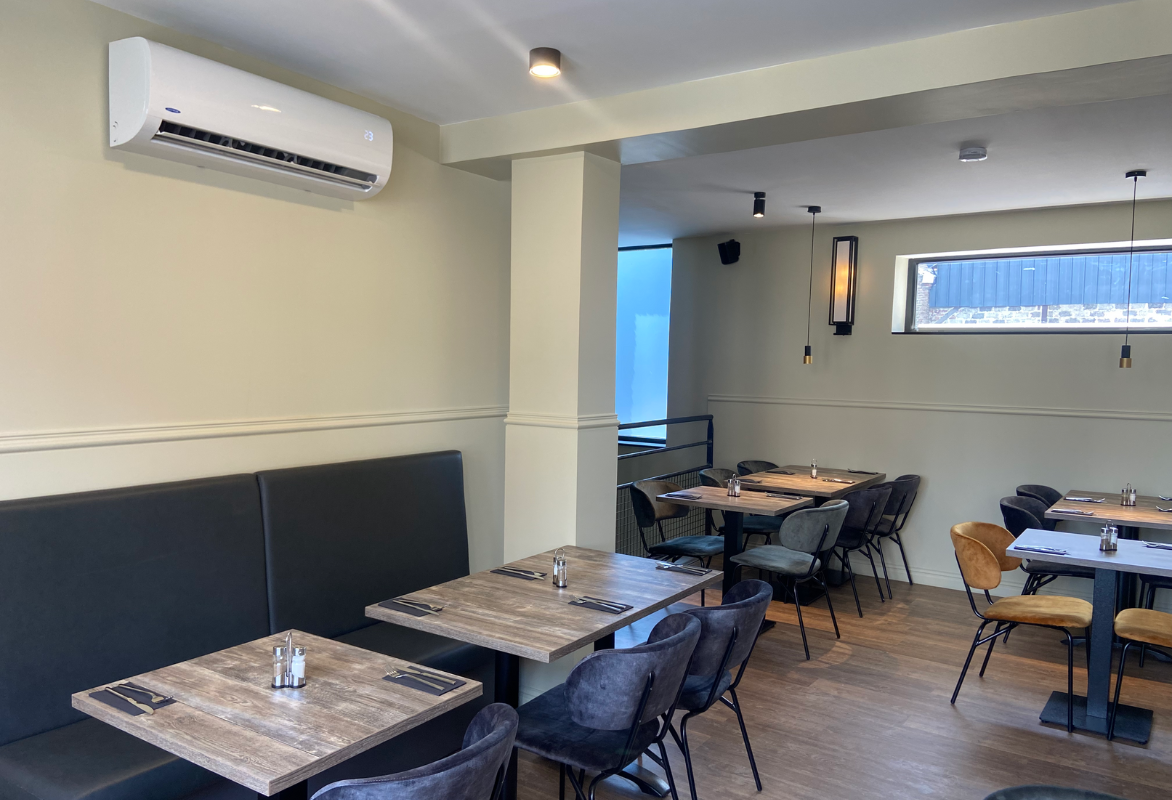 icestream-climatisation-mono-split-mural-pizzeria-zio intérieur d'une pizzeria avec une climatisation mono split mural