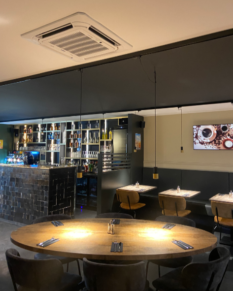 icestream-climatisation-cassette-pizzeria-zio intérieur d'une pizzeria avec une climatisation par cassette