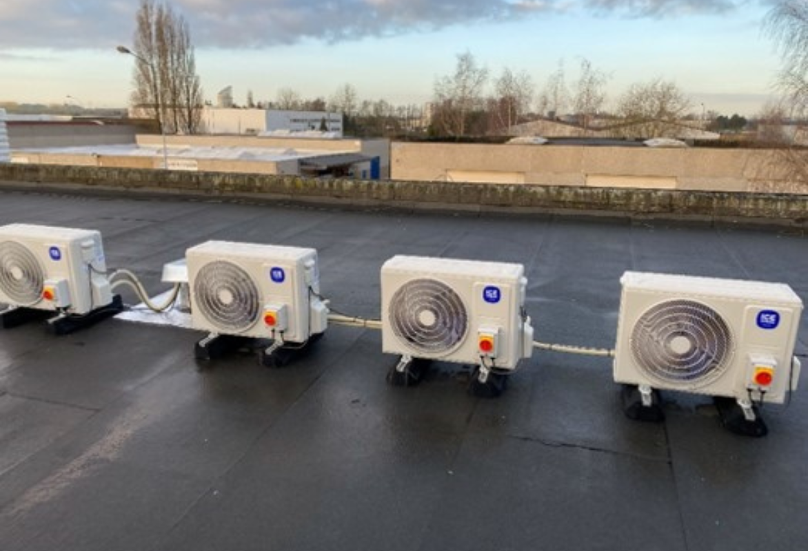 icestream-pompe-a-chaleur-chantier extérieur d'un chantier avec une installation des unités extérieures de la climatisation