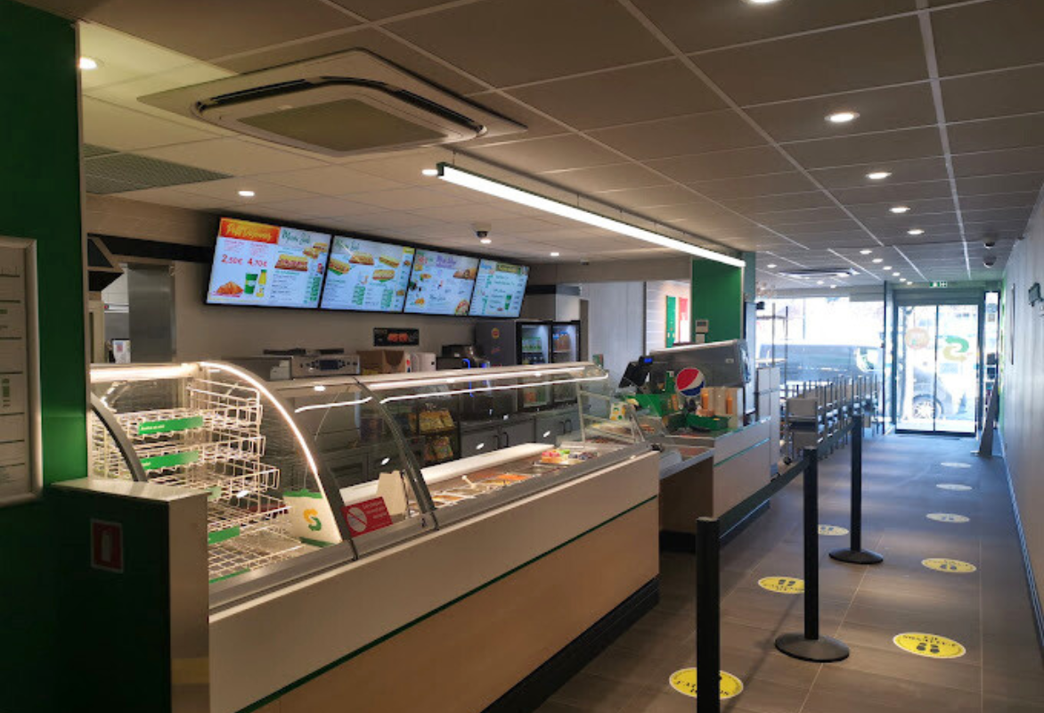 icestream-climatisation-cassette-plafonnier-restaurant intérieur d'un restaurant avec une climatisation par cassette plafonnier