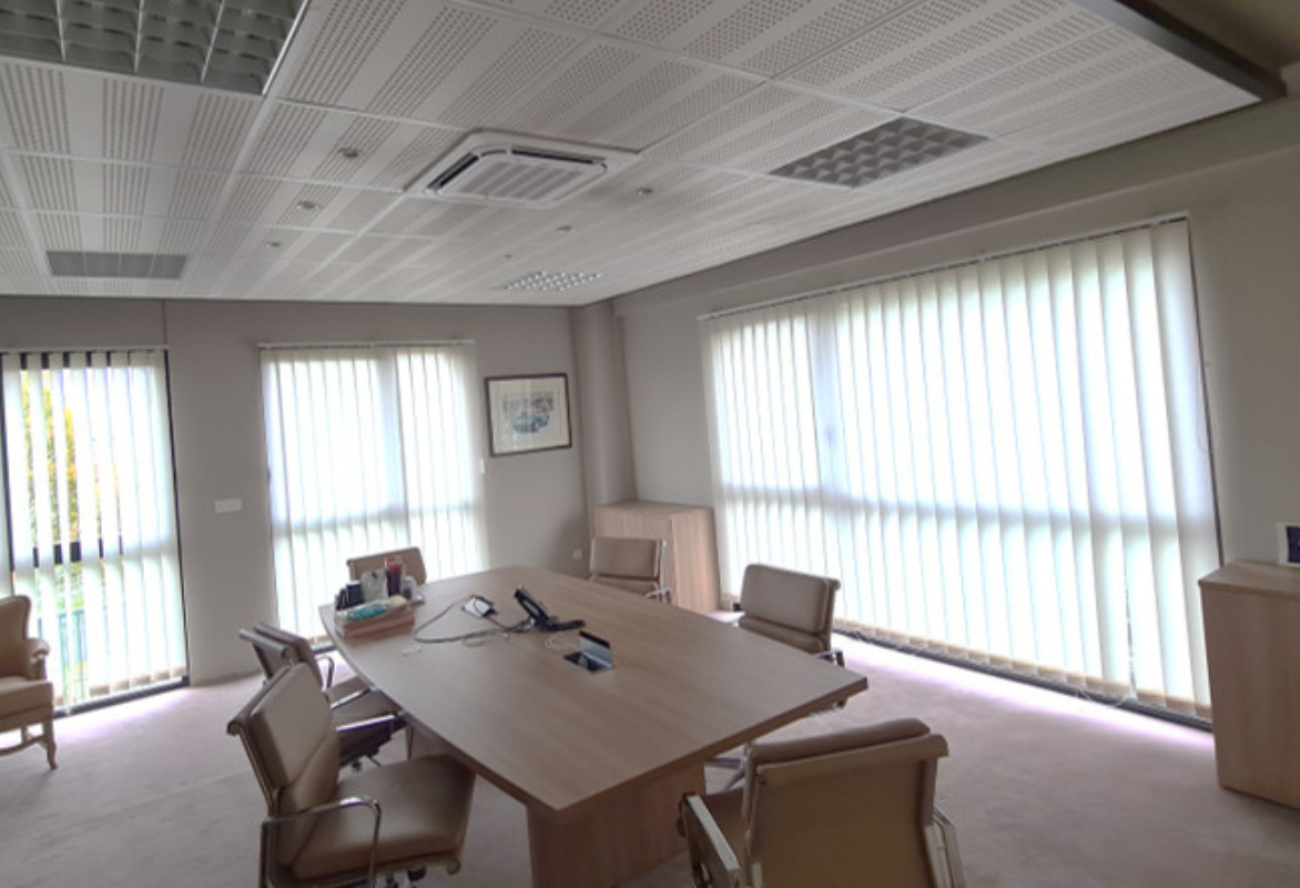 icestream-climatisation-cassette-salle-de-reunion-bureau intérieur d'une salle de réunion avec climatisation par cassette