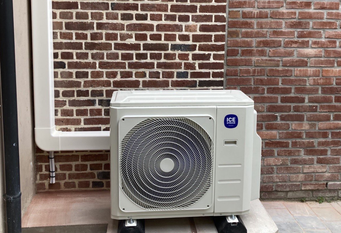 unite-exterieure-climatisation-icestream extérieur d'un domicile avec une unité extérieure de la climatisation